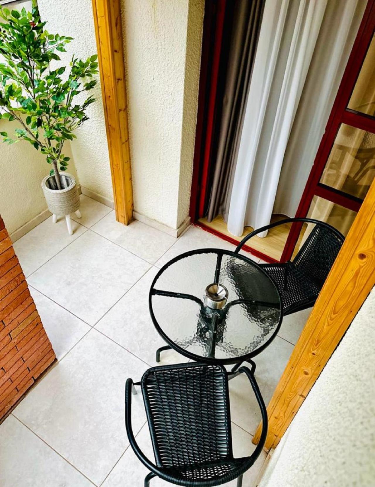 Hotel Well Inn Tbilisi Bagian luar foto
