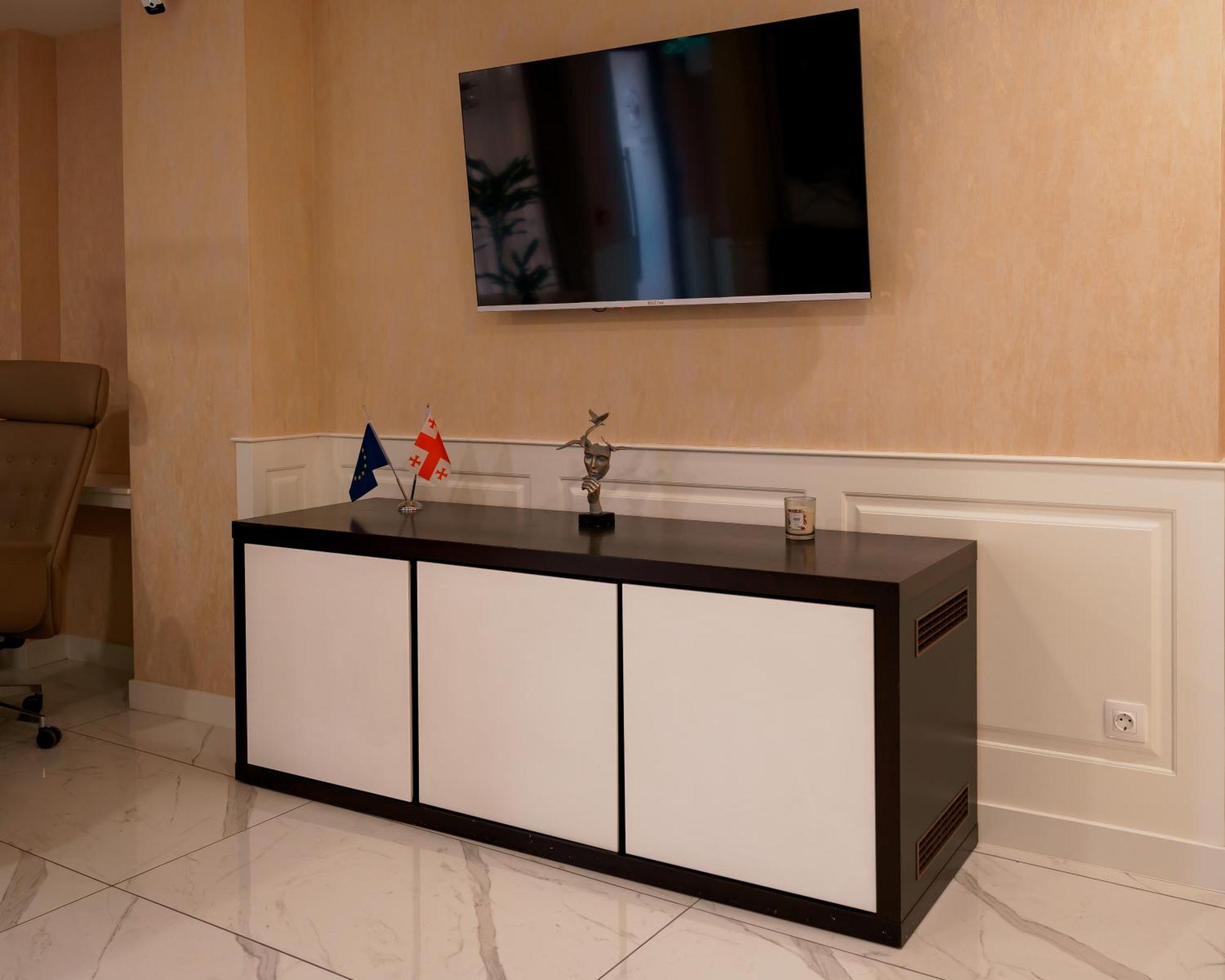 Hotel Well Inn Tbilisi Bagian luar foto