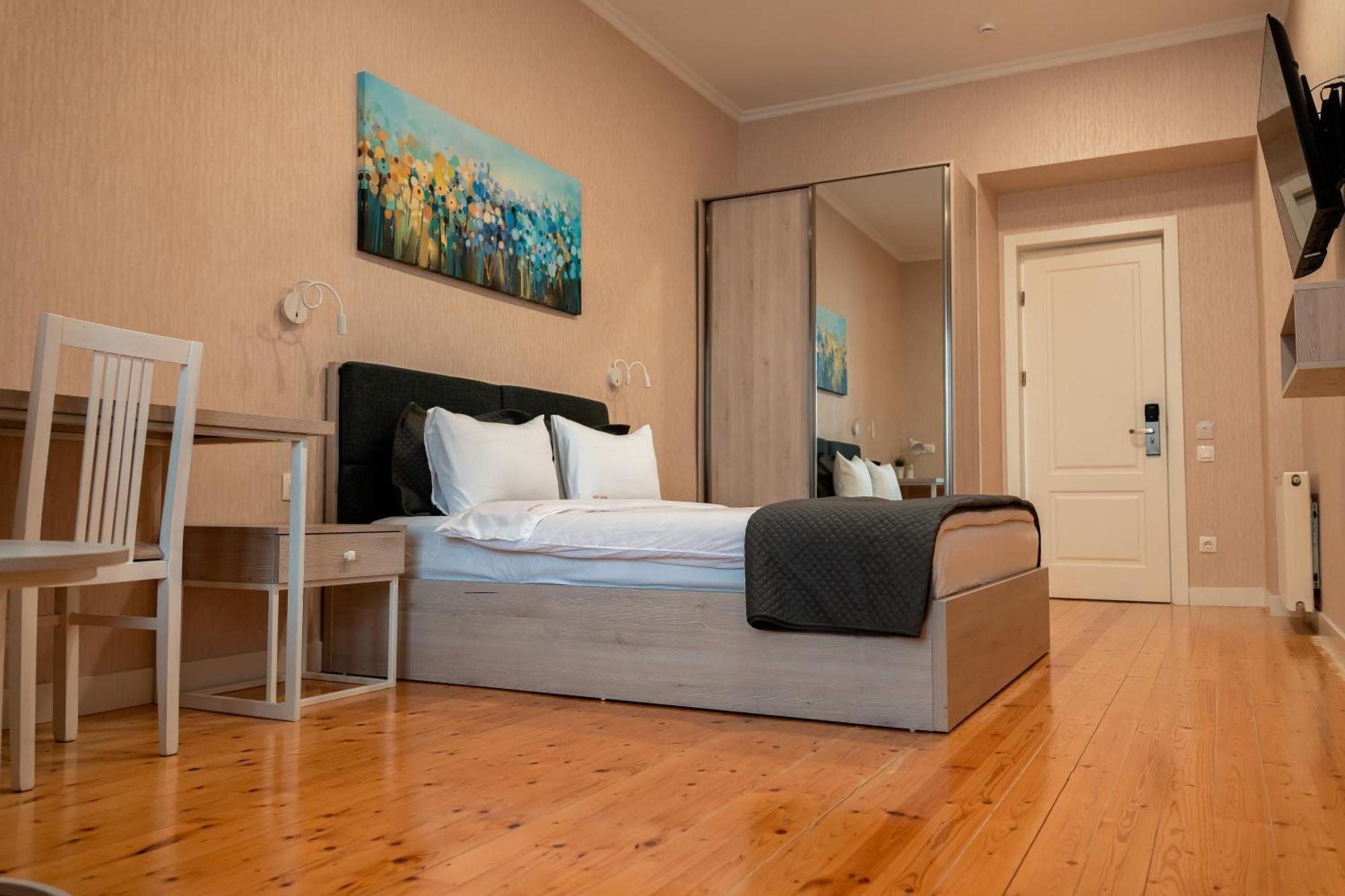 Hotel Well Inn Tbilisi Bagian luar foto