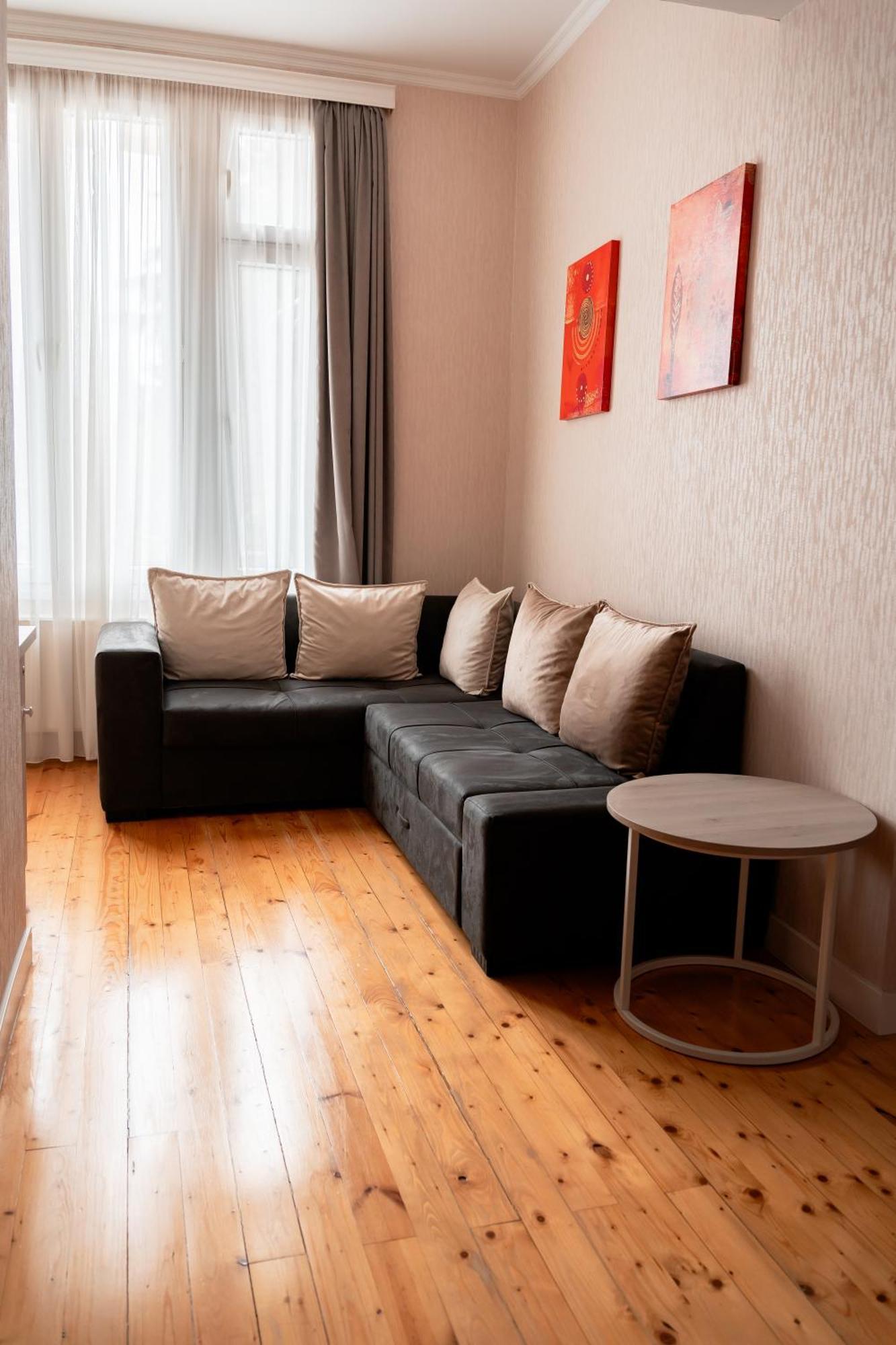 Hotel Well Inn Tbilisi Bagian luar foto