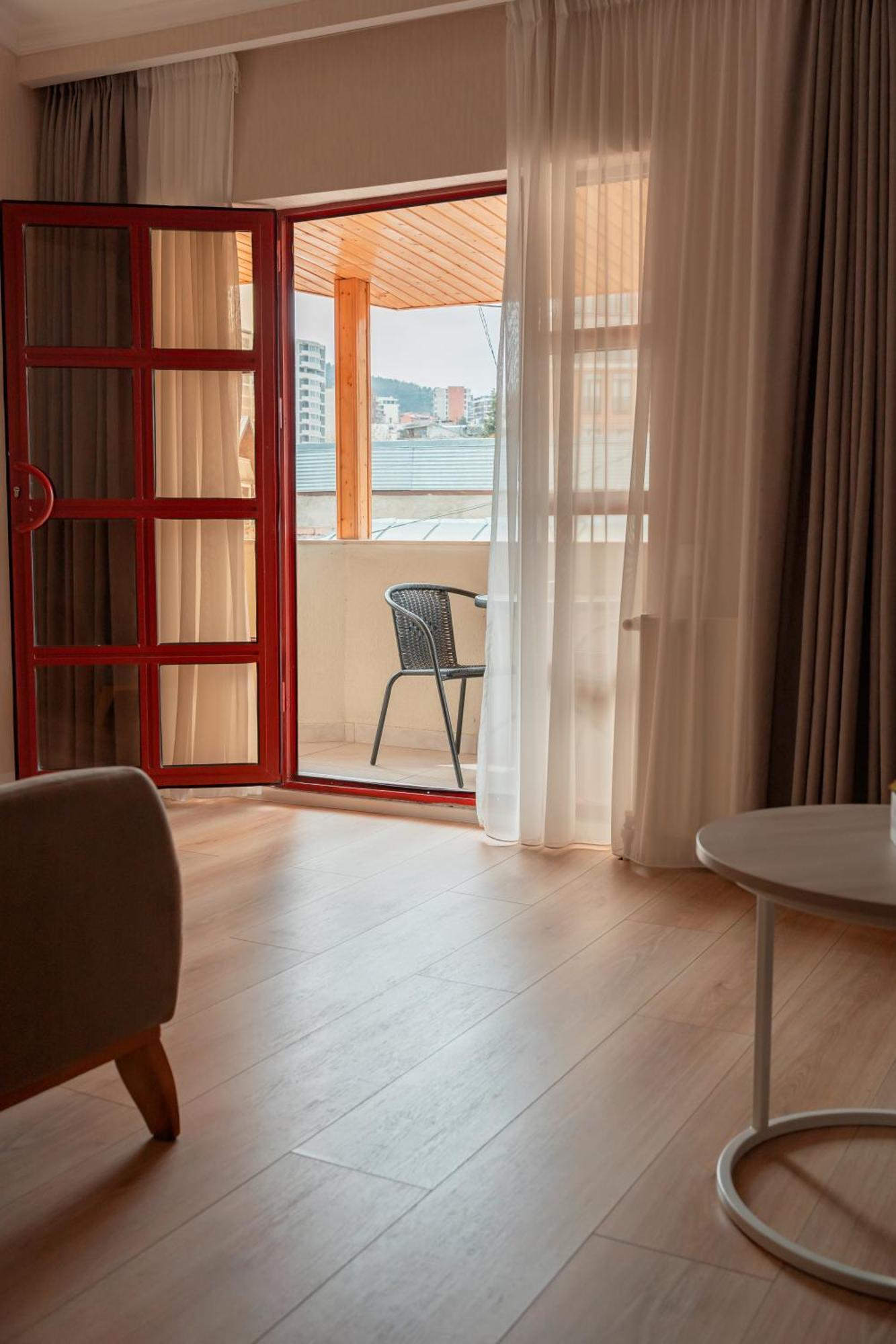 Hotel Well Inn Tbilisi Bagian luar foto