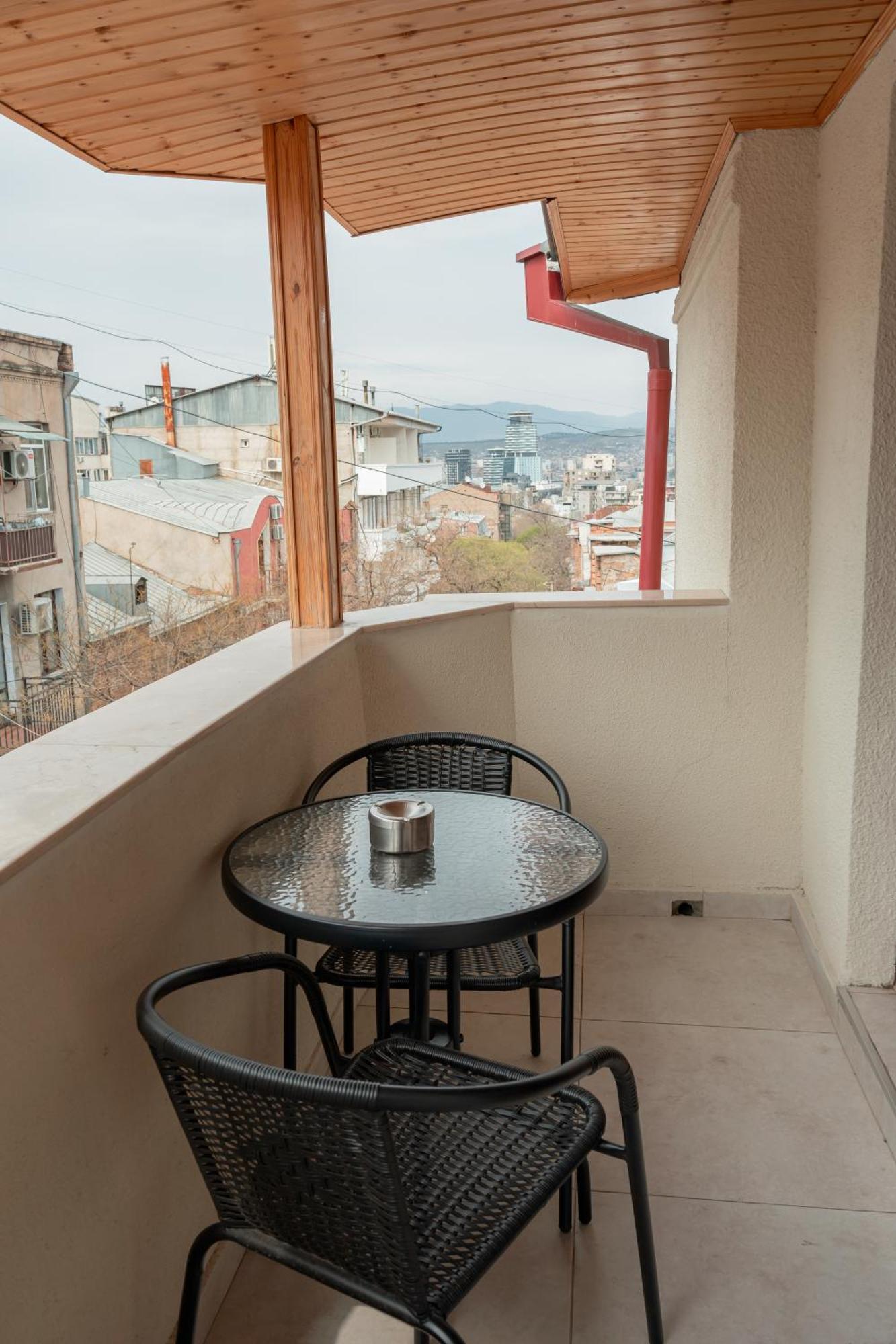 Hotel Well Inn Tbilisi Bagian luar foto