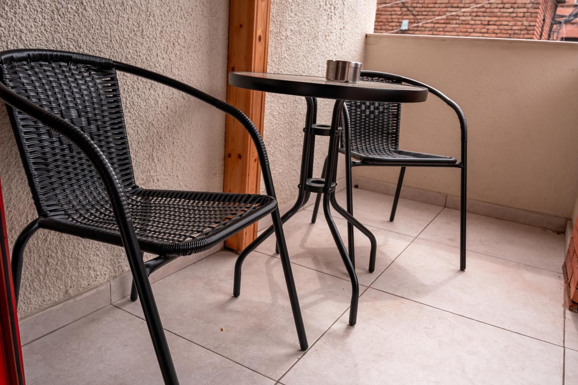 Hotel Well Inn Tbilisi Bagian luar foto