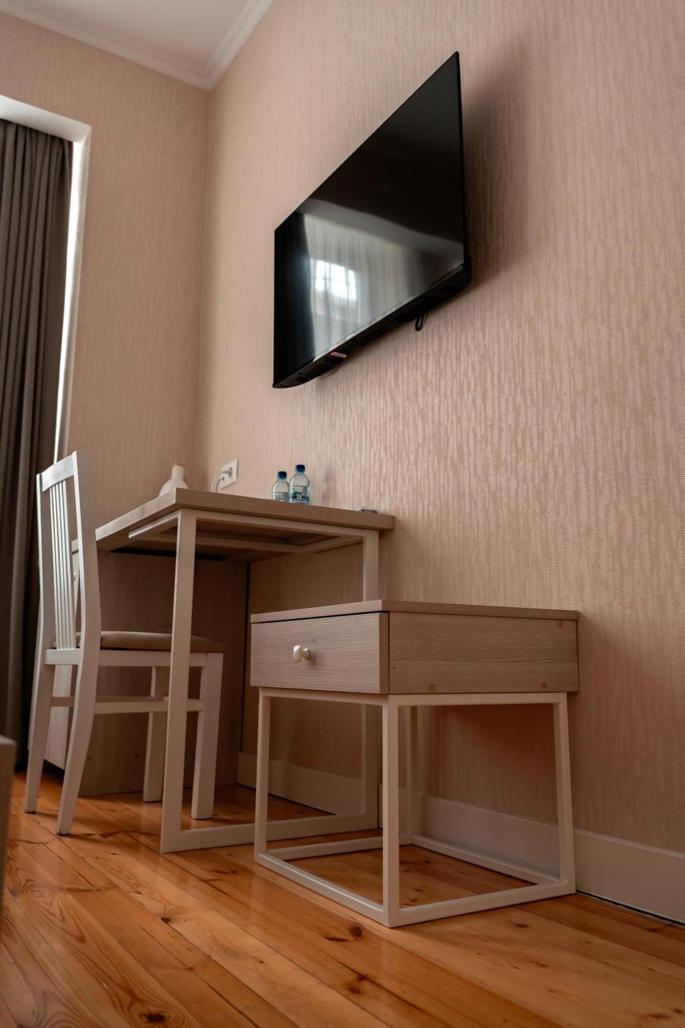Hotel Well Inn Tbilisi Bagian luar foto