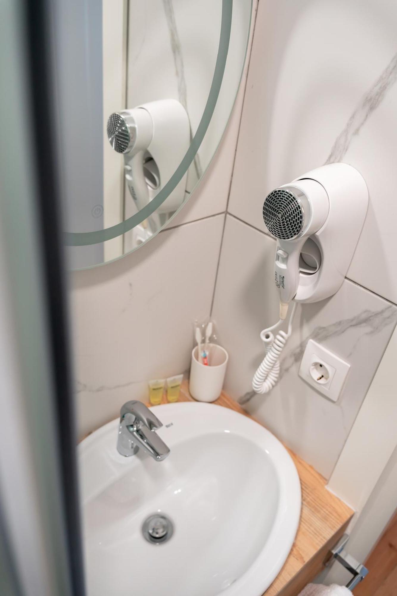 Hotel Well Inn Tbilisi Bagian luar foto