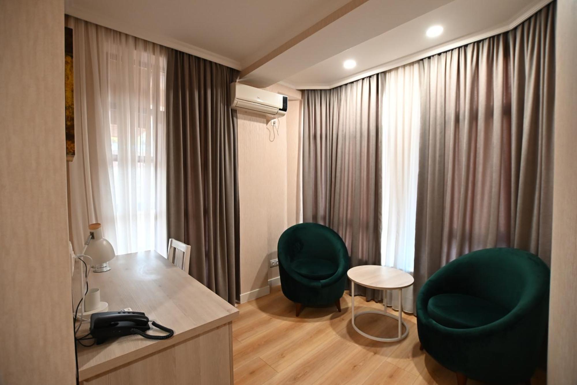 Hotel Well Inn Tbilisi Bagian luar foto